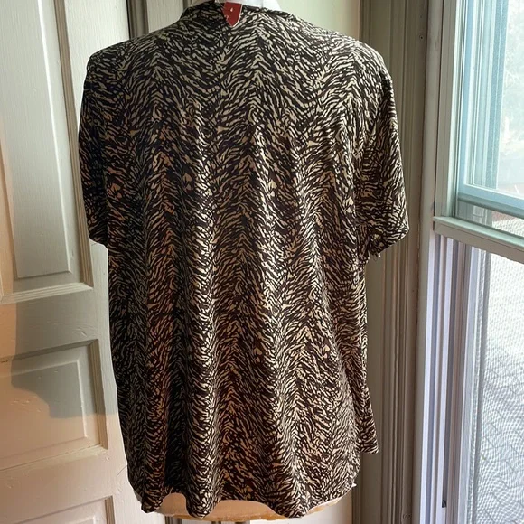 Plus size top by Carolyn Taylor polyester/spandex blend. - Picture 4 of 6